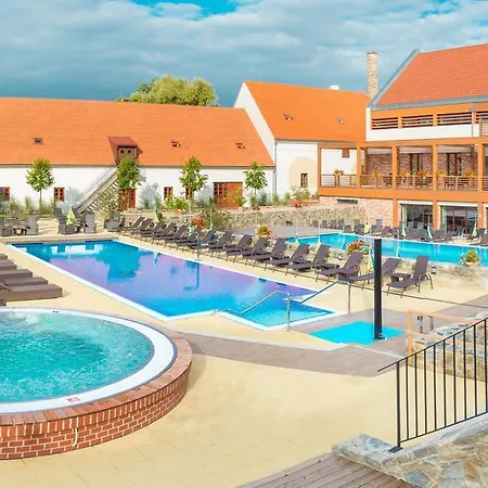 Zamek Valec 4*
