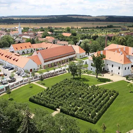 Hotel Zamek Valec 4*