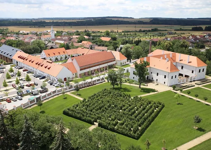 Hotel Zamek Valec 4*